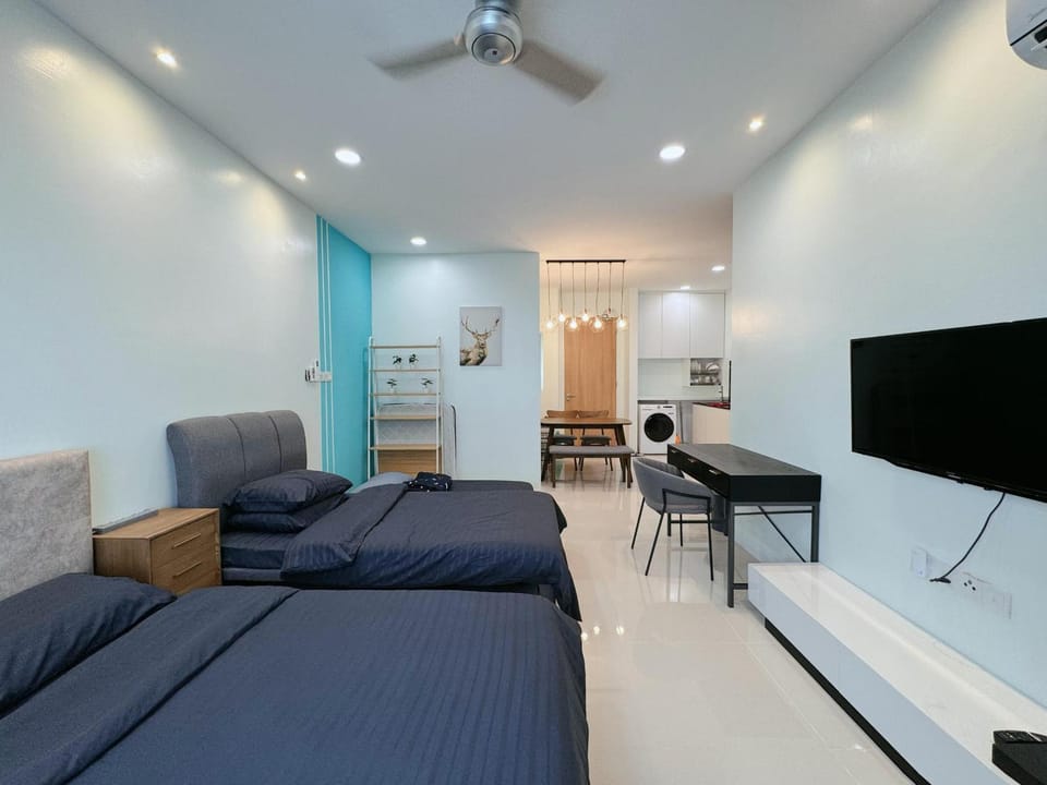 Bed, TV and multimedia, Living room, Photo of the whole room, Seating area, Dining area, Evening entertainment, Bedroom