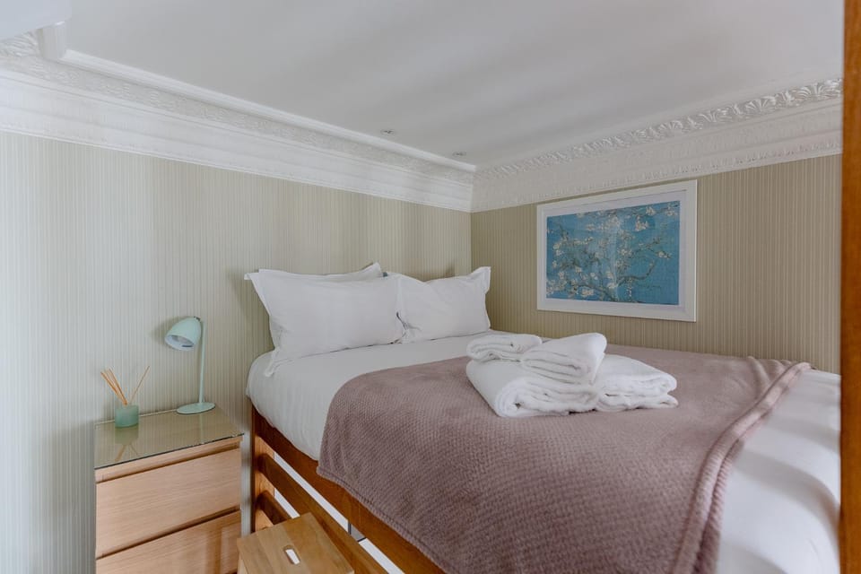 Charming Mezzanine Studio Heart of Paddington Apartment in City of Westminster