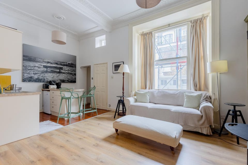 Charming Mezzanine Studio Heart of Paddington Apartment in City of Westminster