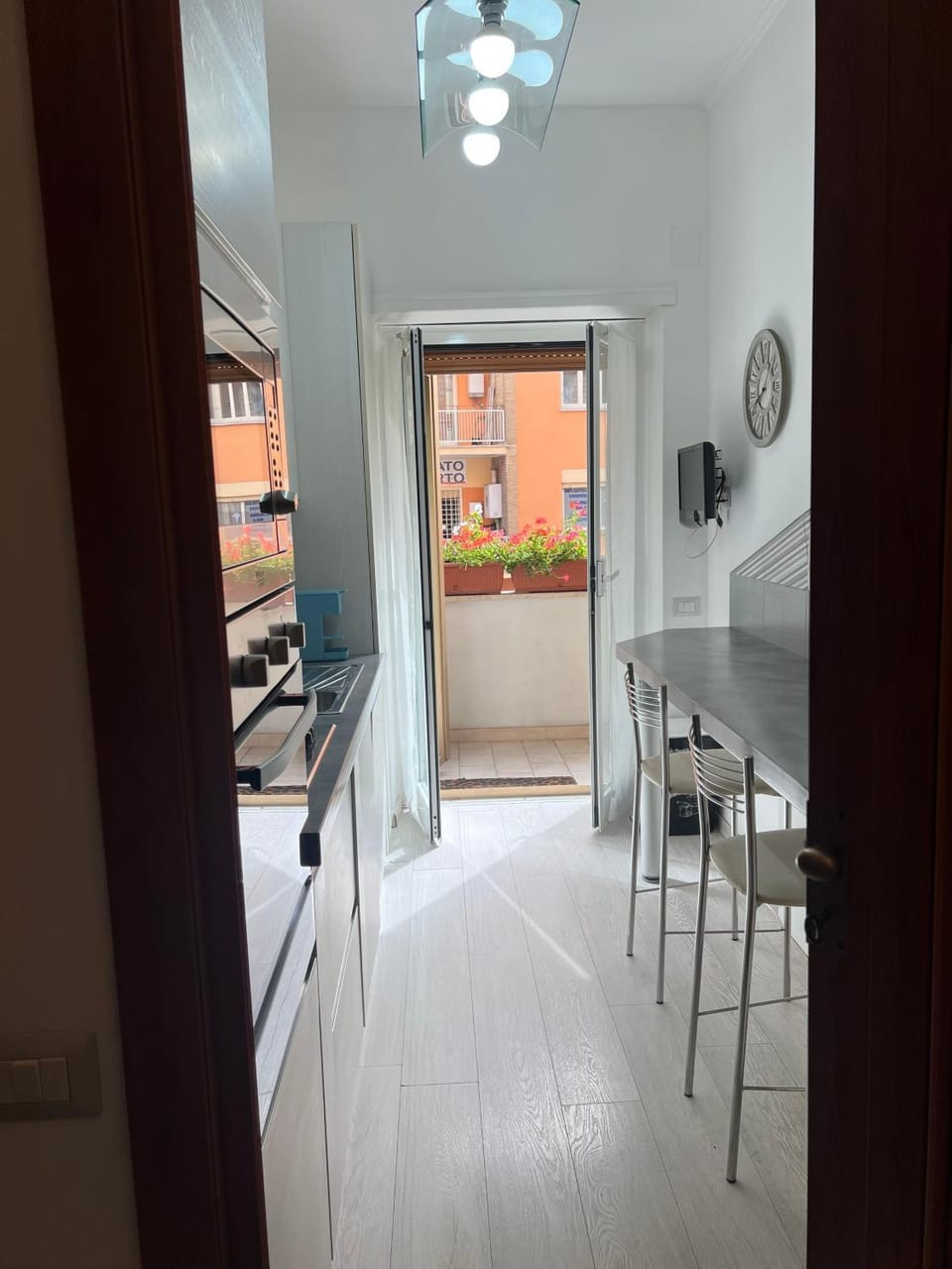 Kitchen or kitchenette, Dining area, stove