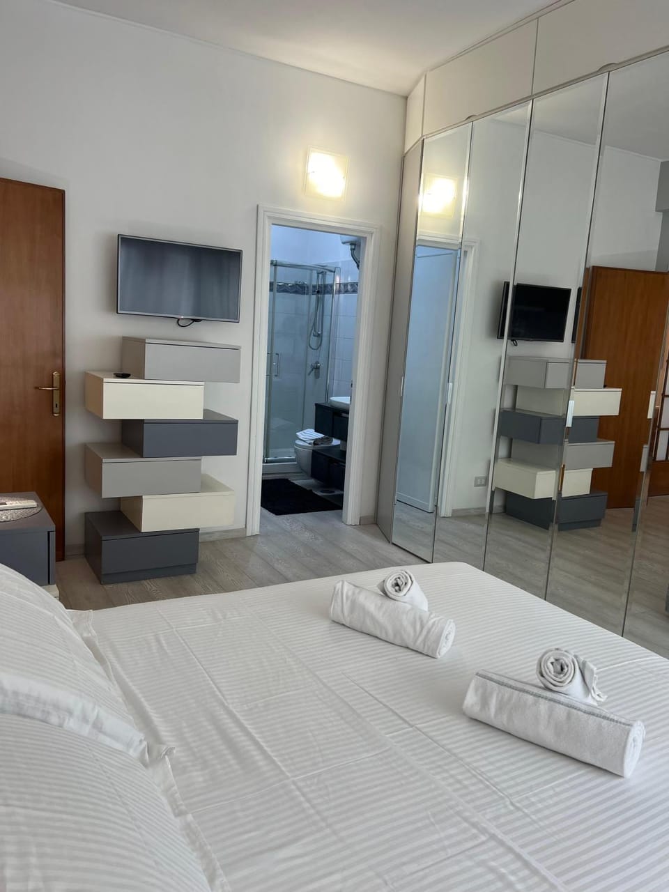 Bed, Bathroom