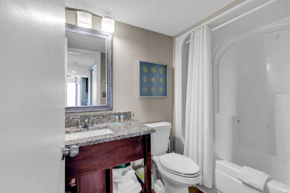 Shower, Toilet, Bathroom, Bath, towels