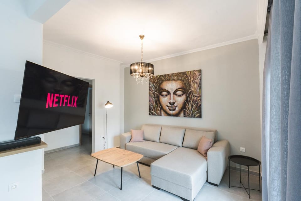 Communal lounge/ TV room, TV and multimedia, Living room, Decorative detail, Seating area, Entertainment