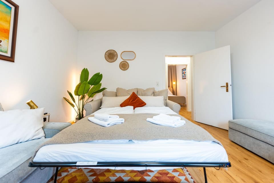 Bed, Living room, towels