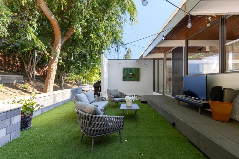 Mid-Century Masterpiece Tree house, Pool & Spa House in Escondido Village