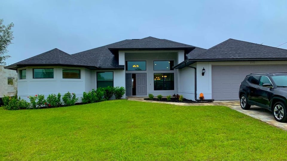 Coral Vista-New Beautiful 3 Bedroom with Pool Canal House in Cape Coral