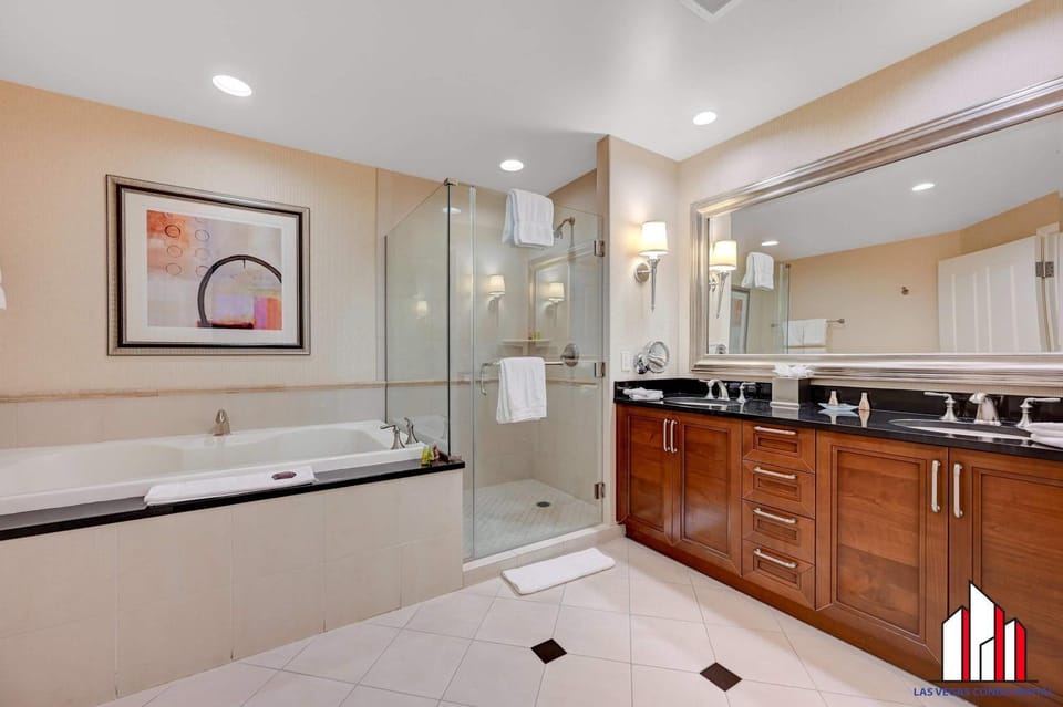Signature 2Br3Ba F1 View Balcony Ste 17-801 and 03 House in Las Vegas Strip