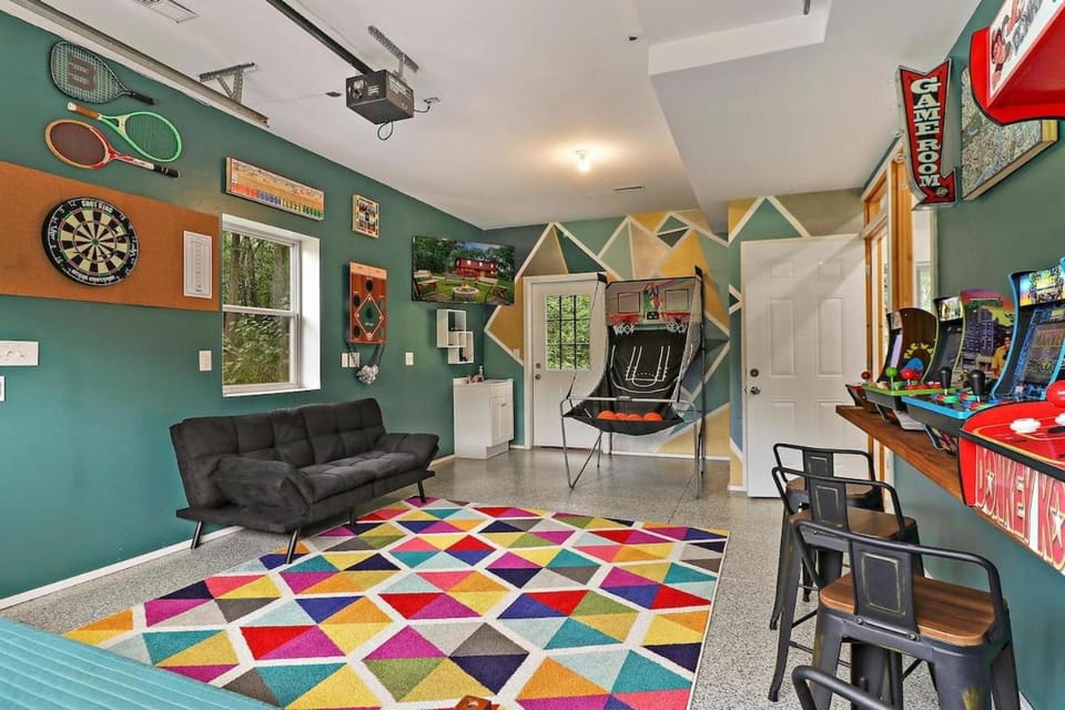 Rare Gem! Game Room, Hot Tub, Near Lake, Pet Ok House in Wisconsin