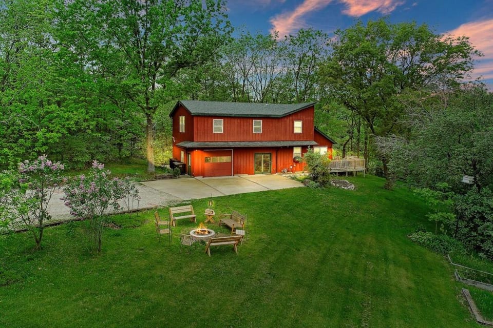 Rare Gem! Game Room, Hot Tub, Near Lake, Pet Ok House in Wisconsin