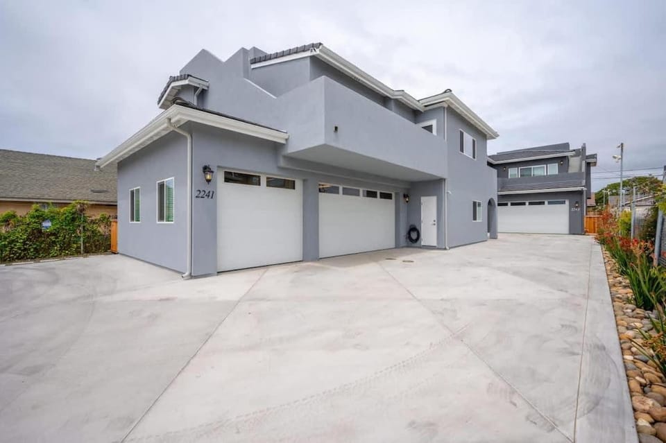 Sleeps 22 Two Houses Game Rooms House in Oceano