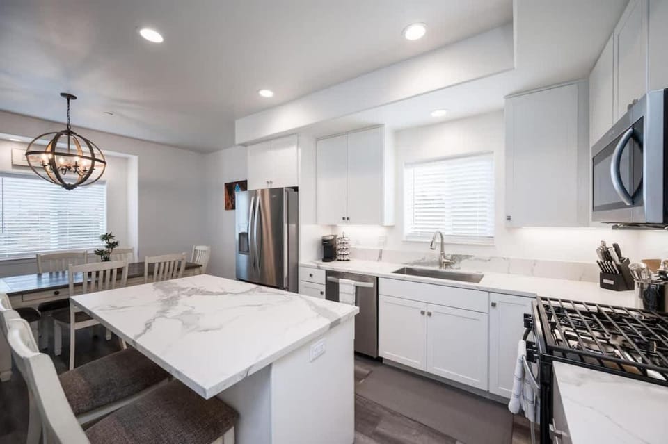 Game Room! Rooftop Deck! Sleeps 11 House in Oceano