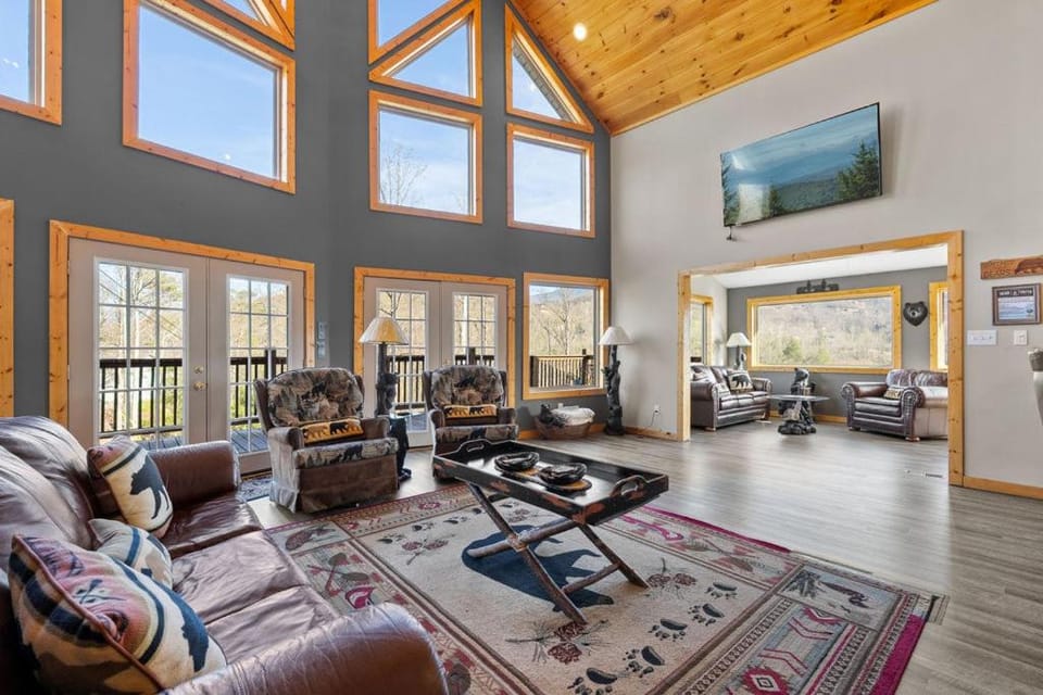 Honey Bear Lodge Sweet Stays in the Smokies Chalet in Gatlinburg