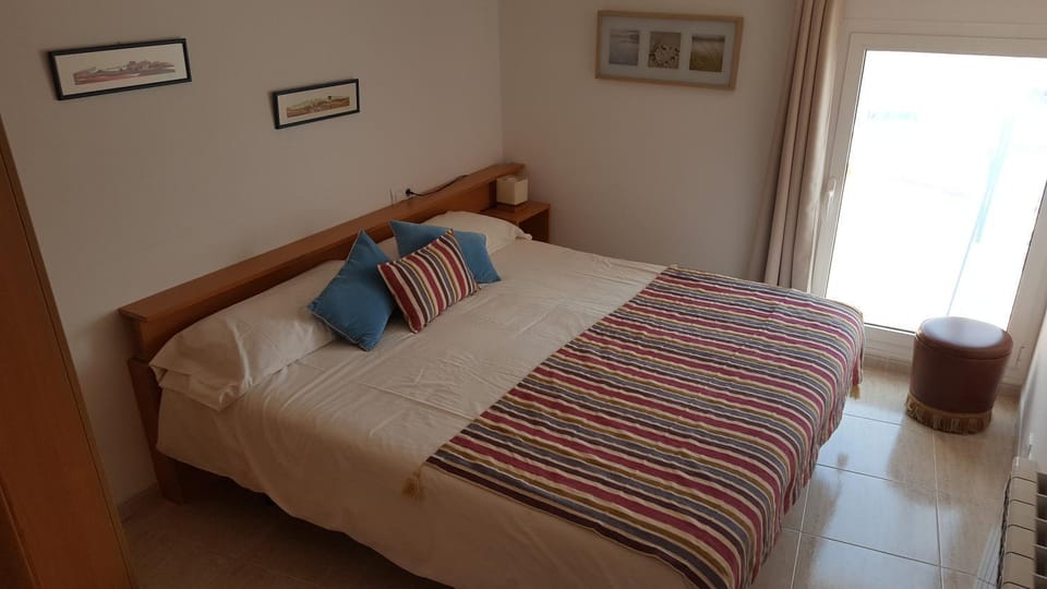 Spring, Bed, Day, Photo of the whole room, Decorative detail, Bedroom, On site
