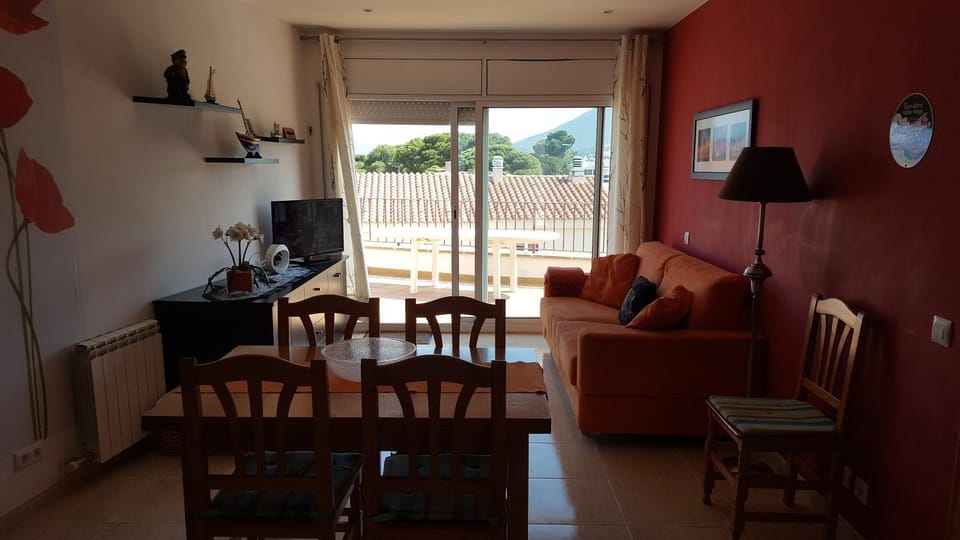 Communal lounge/ TV room, Bed, Kitchen or kitchenette, Living room, Decorative detail, Seating area, Dining area, Bedroom