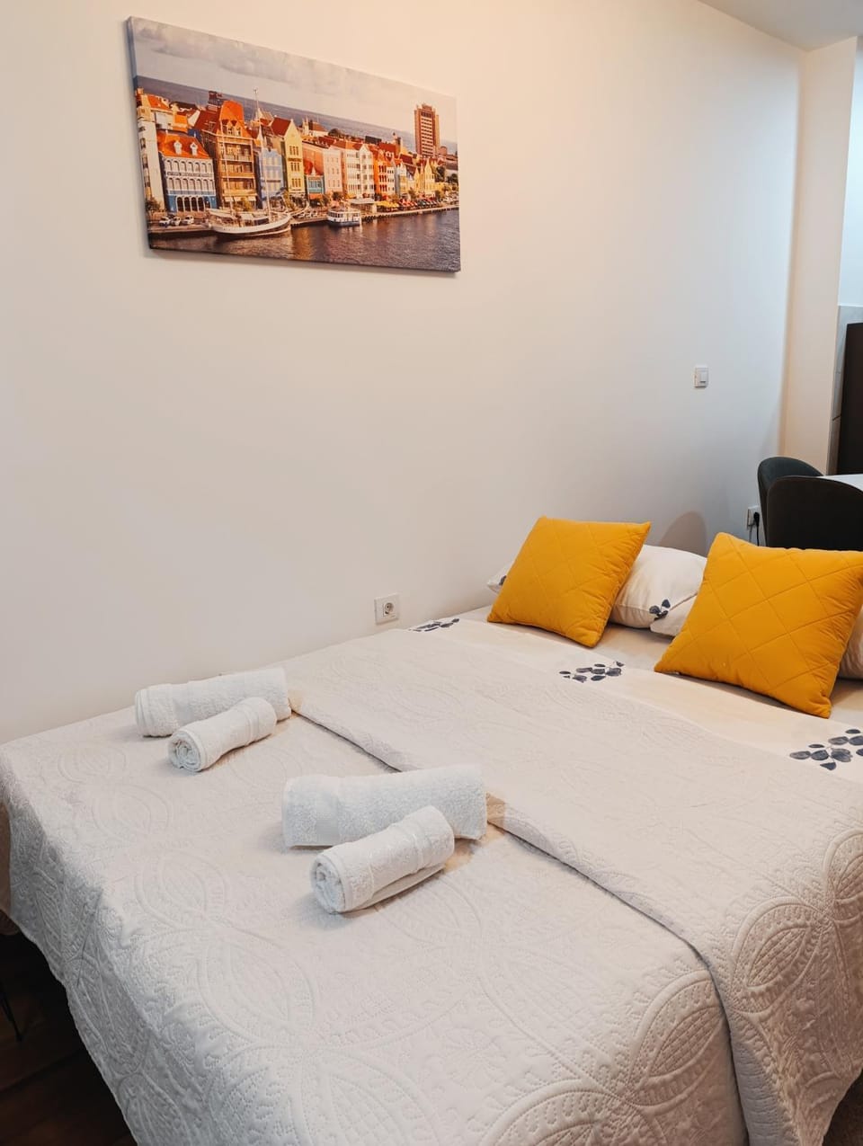 Bed, towels