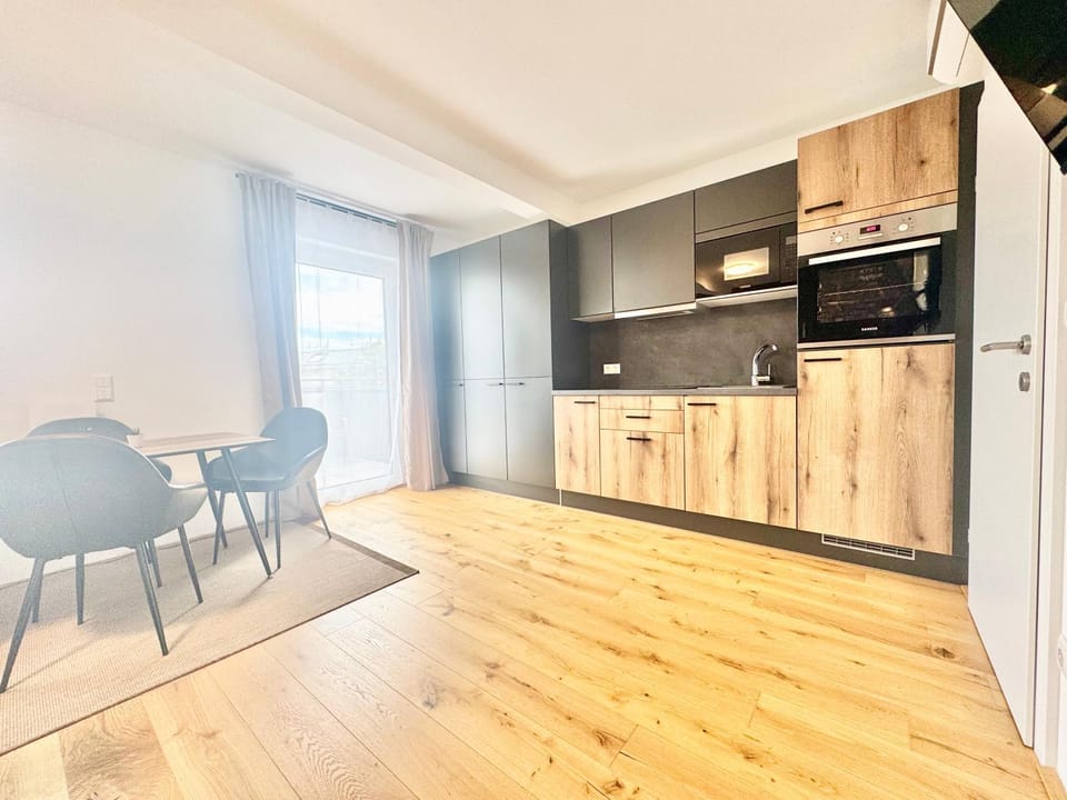 Kitchen or kitchenette, Dining area, oven