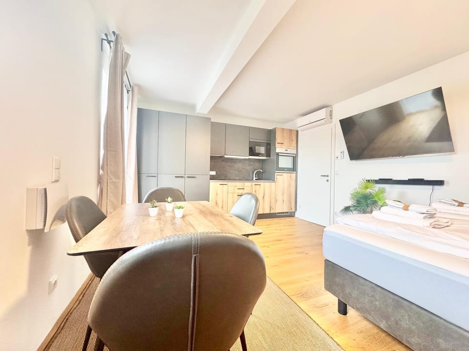 Bed, TV and multimedia, Living room, Photo of the whole room, Seating area, Dining area, Bedroom