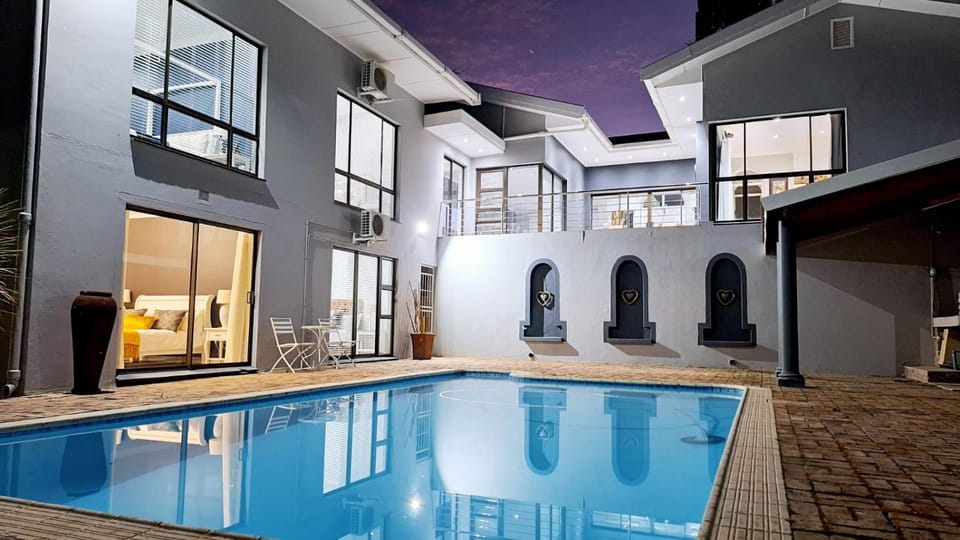 Pool view, Swimming pool, sunbed