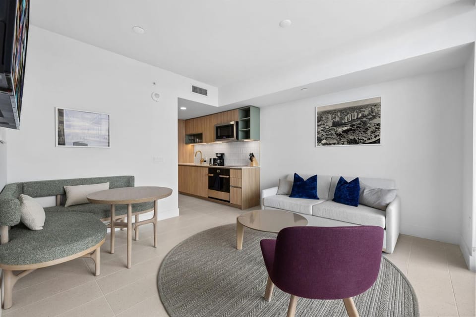 TV and multimedia, Kitchen or kitchenette, Living room, Seating area, Dining area