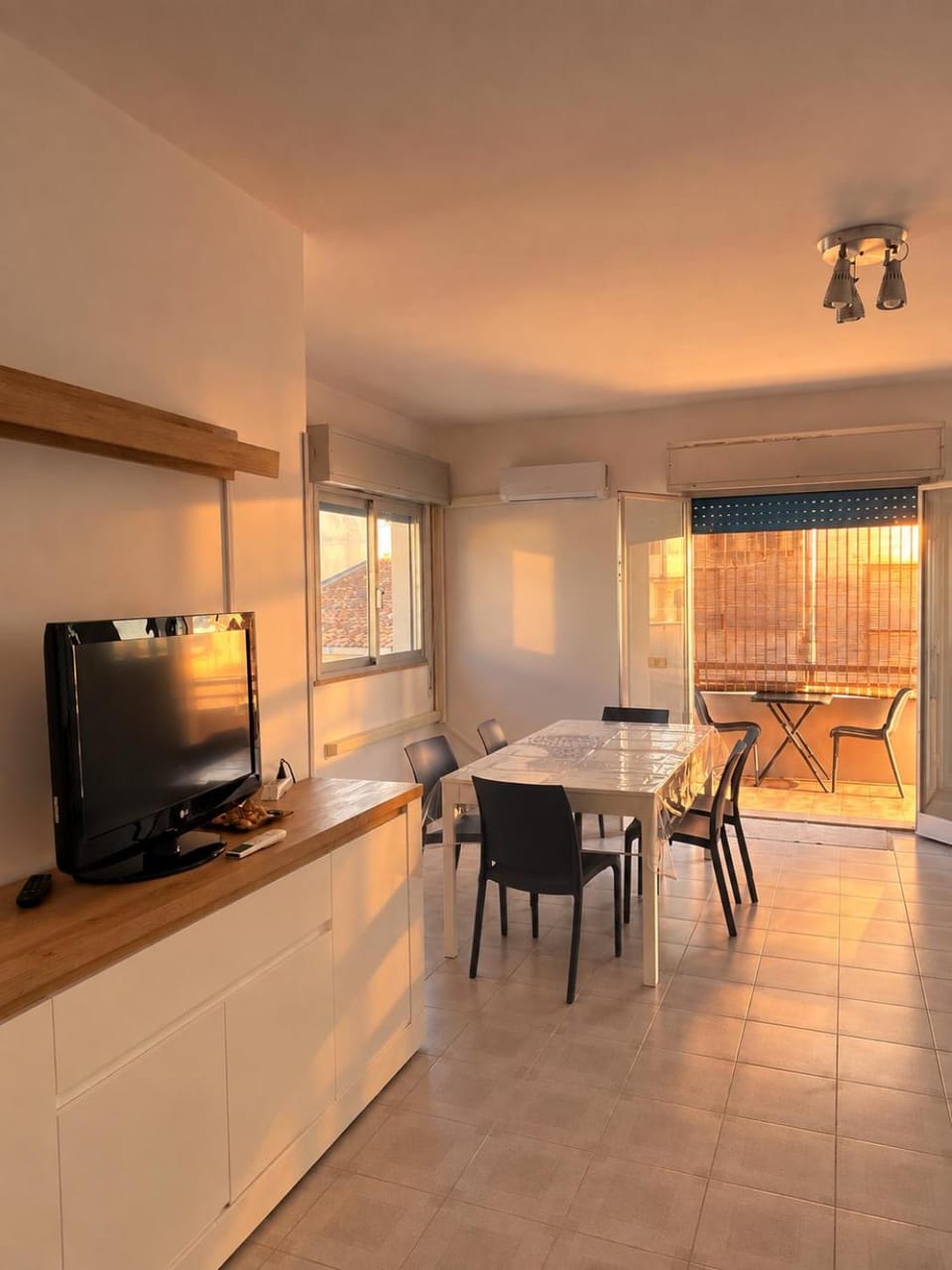 Communal lounge/ TV room, Living room, Dining area