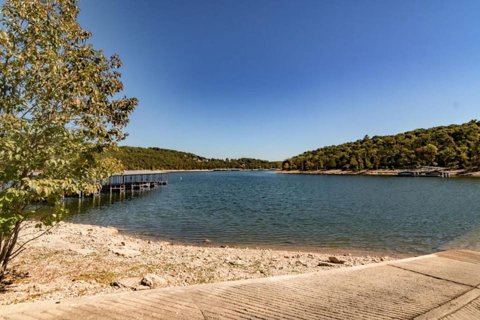 Lake Dream Full Remodel 2BR.2BA Lake Front Lake View House in Table Rock Lake