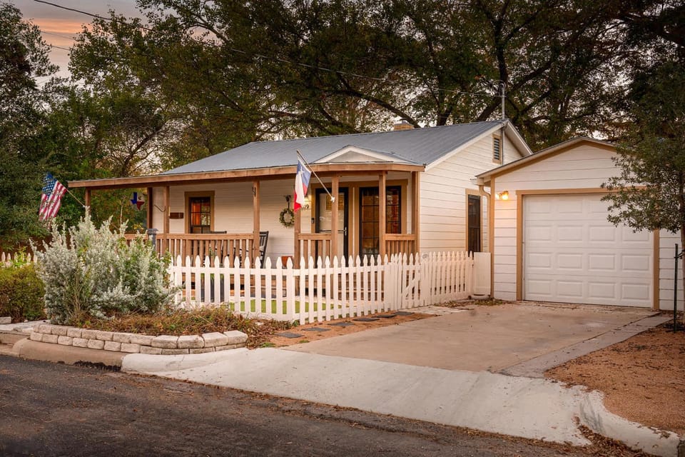 LeMay Haus - Fire Pit, Heated Pool & Close to Main House in Fredericksburg