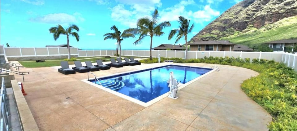 New Tropical Island Ohana near Beach with community Pool Spa Gym PingPong and more House in Makaha Valley