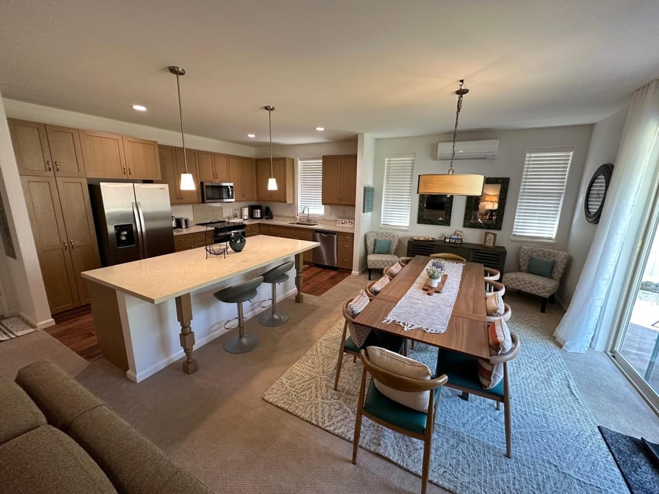 Kitchen or kitchenette, Seating area, Dining area, oven