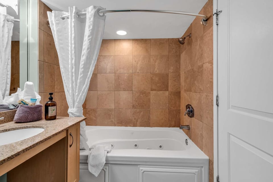 Bathroom, Bath, towels