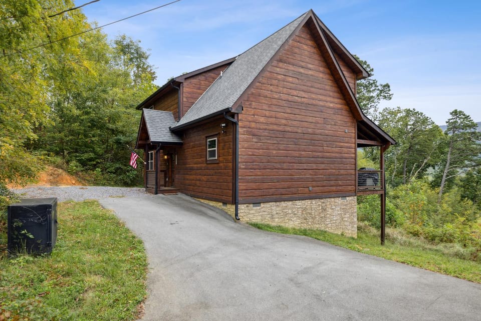 Enjoy Peace and Serenity 2BR Cabin with Hot Tub, Games & Mountain Views in Cobbly Knob Family & Pet Friendly Cabin in Pittman Center