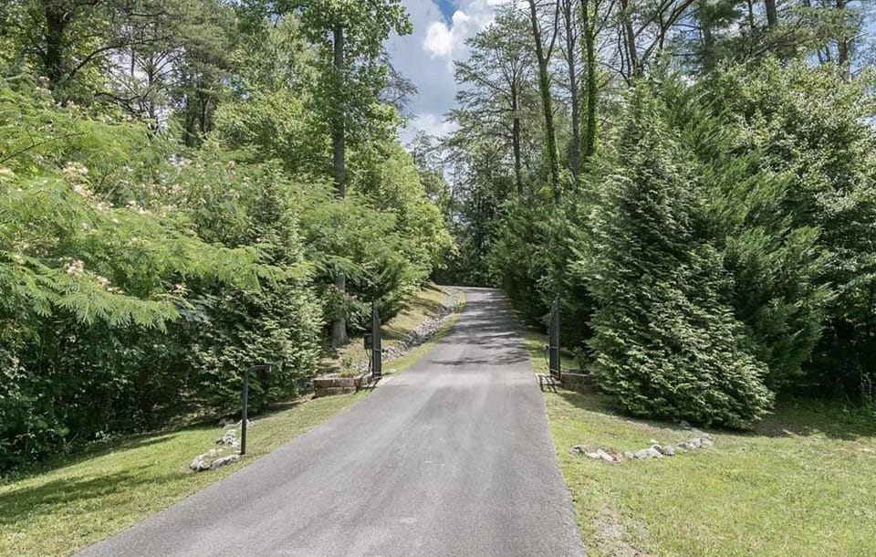 Escape to The Estate at Mill Creek Luxury 5Bed with Private Pool Hot Tub Game Room Fire Pit House in Pigeon Forge