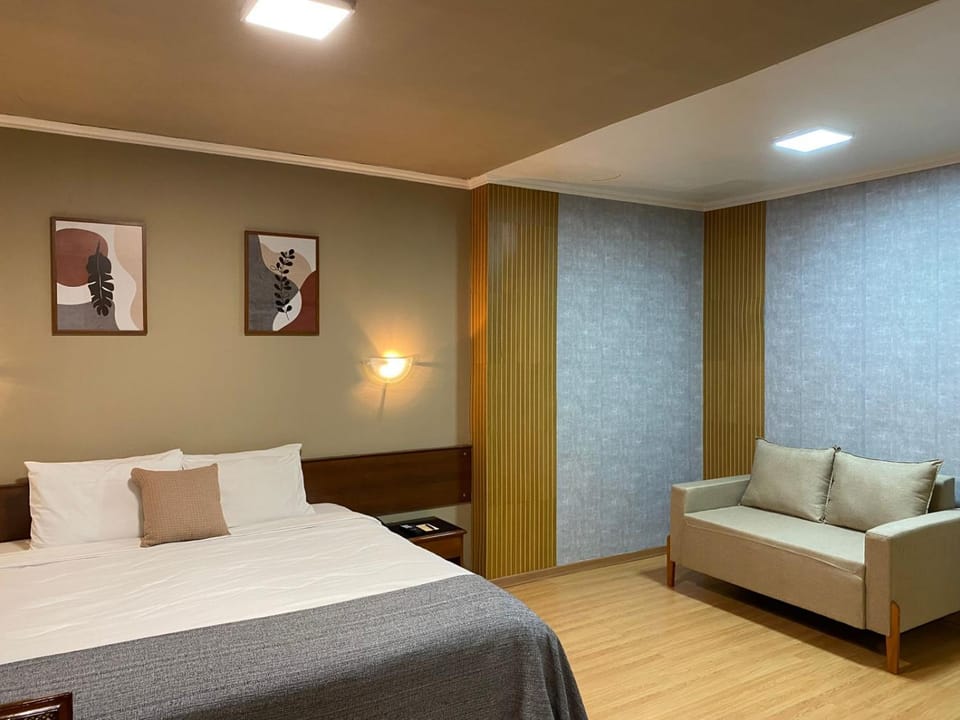 Bed, Photo of the whole room, Seating area