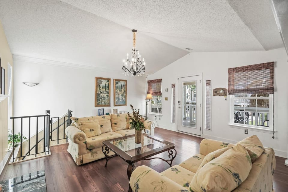 Domingos Beach Bungalow- The Coffee House House in Surfside Beach
