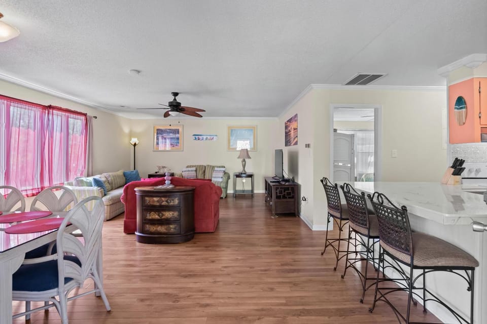 Domingos Beach Bungalow- Surfs Up House in Myrtle Beach
