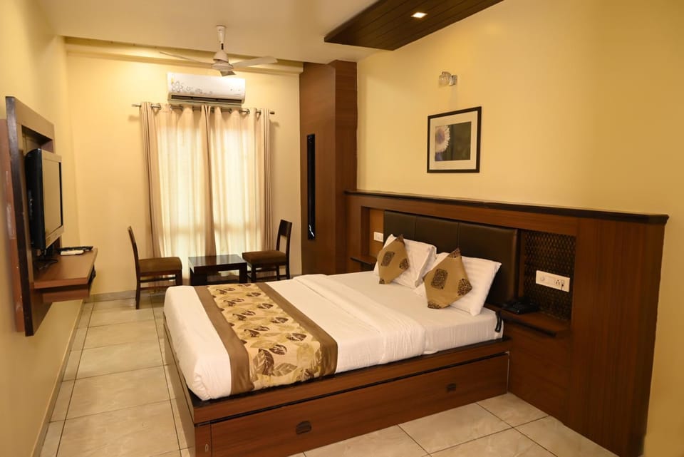 Photo of the whole room, Bedroom
