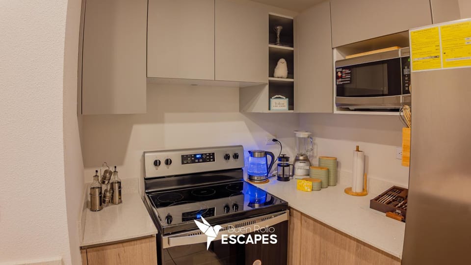 Coffee/tea facilities, Kitchen or kitchenette, oven, pet friendly, stove