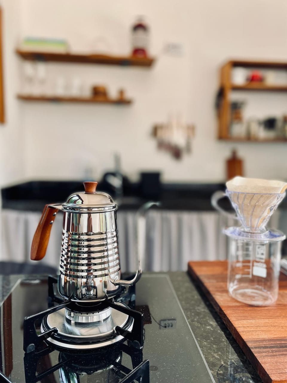 Coffee/tea facilities, Kitchen or kitchenette, stove