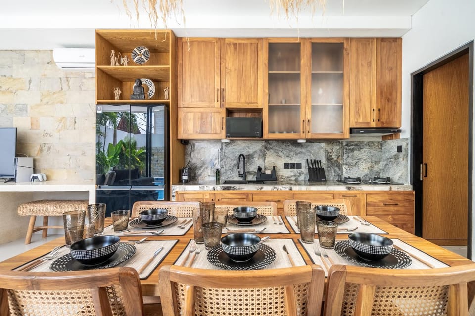 Kitchen or kitchenette, Dining area, stove