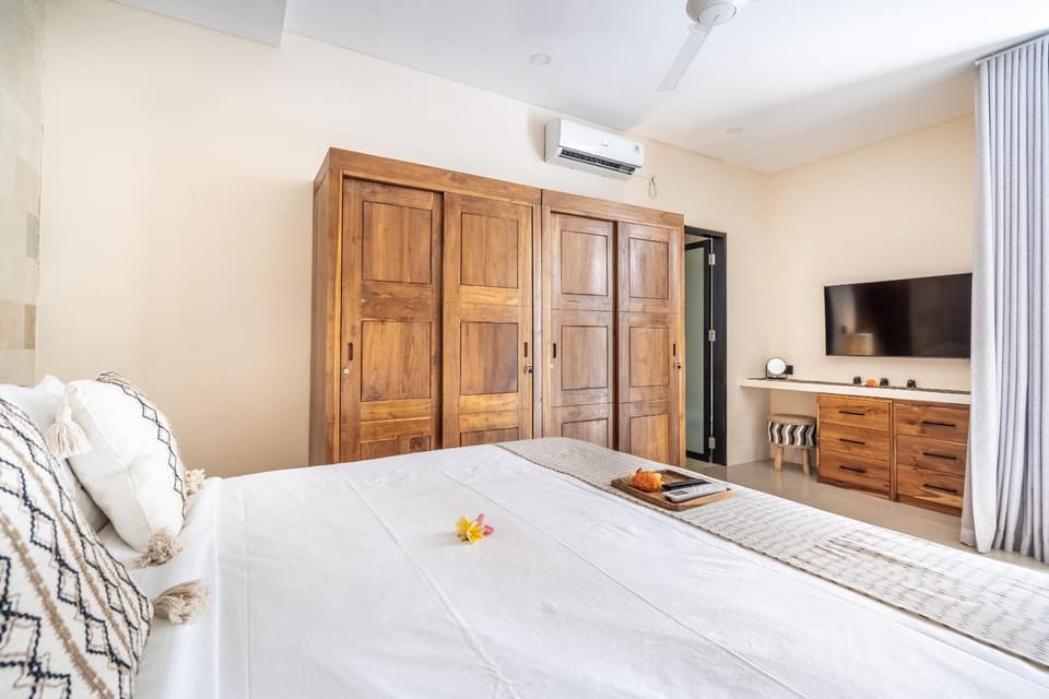 Bed, TV and multimedia, Bedroom, wardrobe, air conditioner