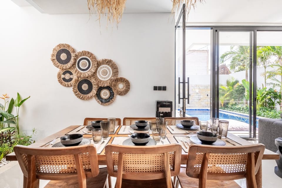 Dining area, Pool view