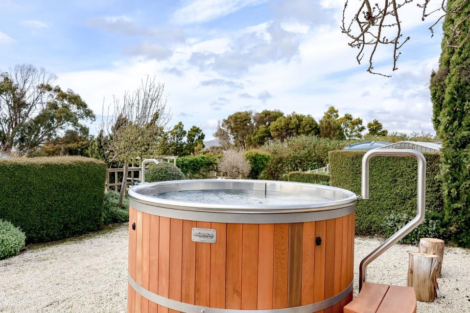Petite Chateau Waterfront chateau with Hot Tub House in Tasmania