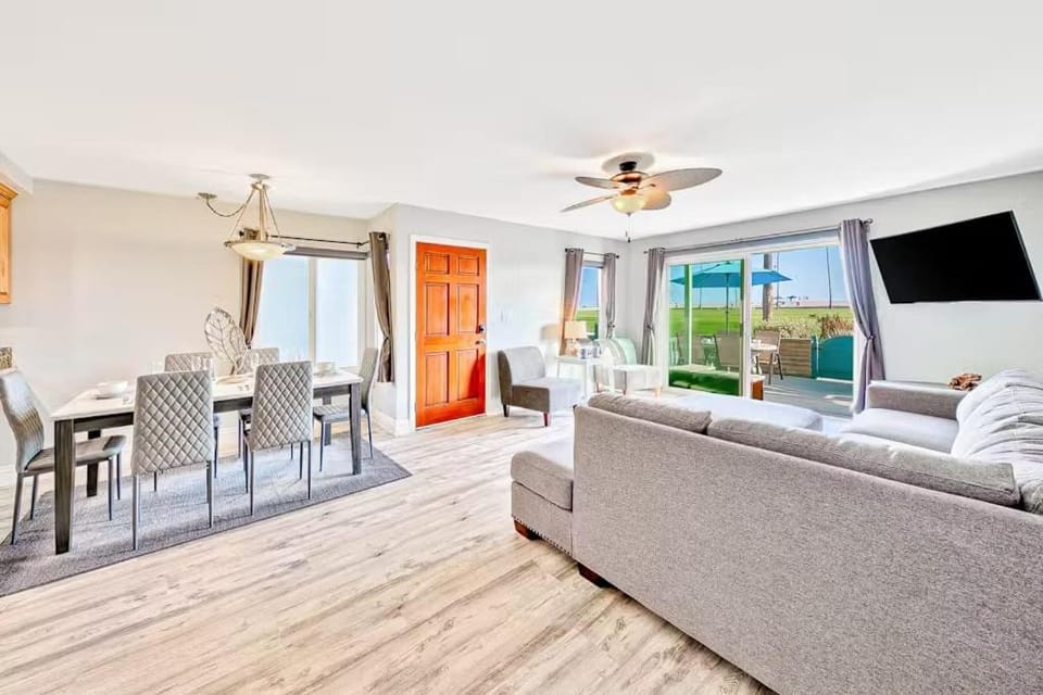 Newport Beach Condo with Patio Perfect Location on the Boardwalk House in Balboa Peninsula