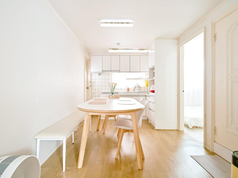 Kitchen or kitchenette, Dining area
