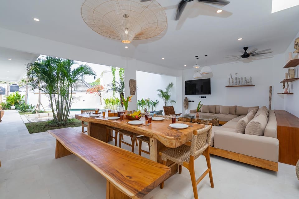 Living room, Dining area, Pool view