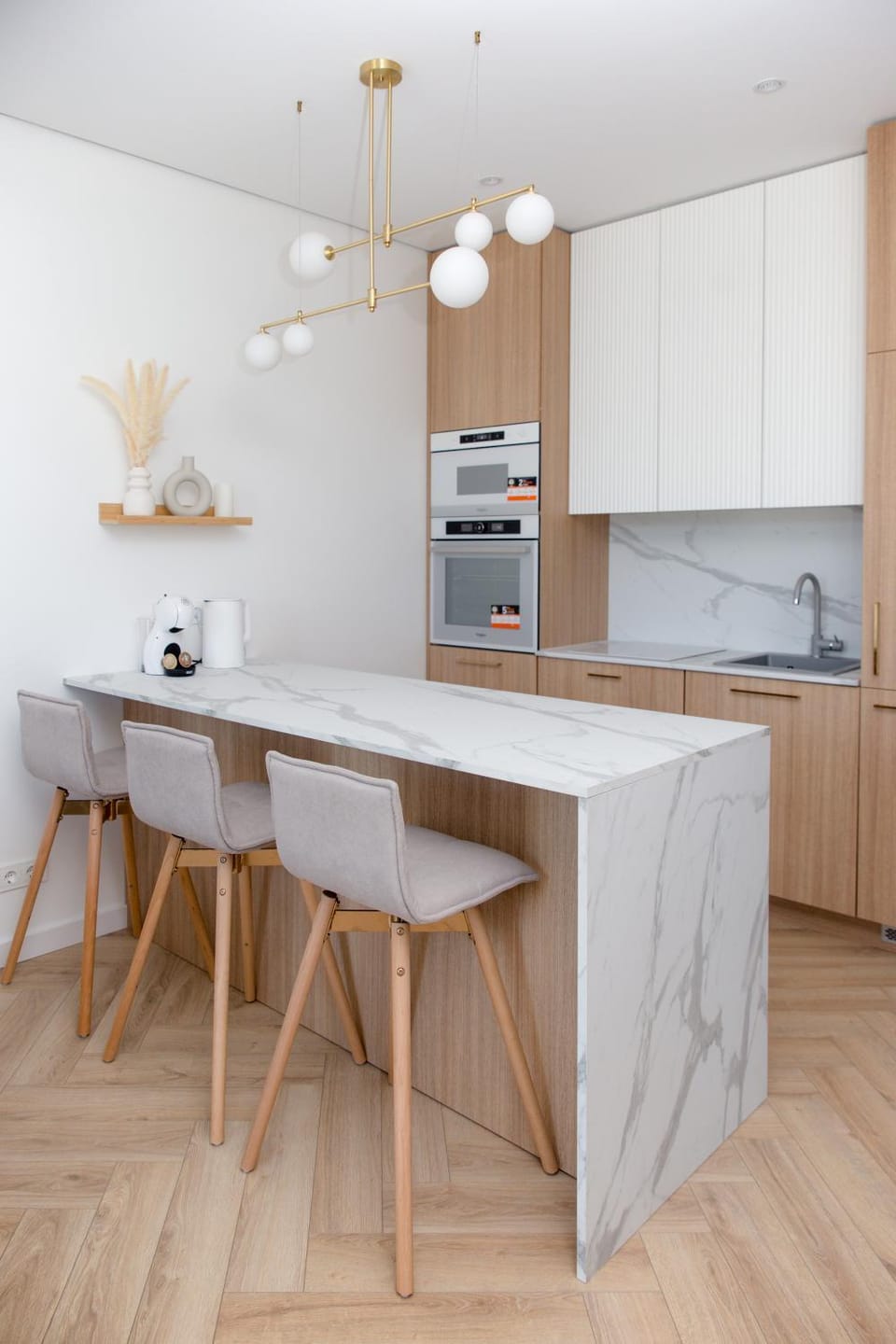 Coffee/tea facilities, Kitchen or kitchenette, Dining area, heating, microwave, oven, stove, kitchen