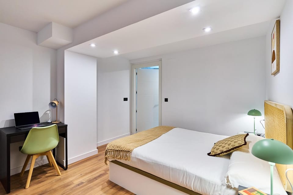 Bed, Photo of the whole room, Bedroom