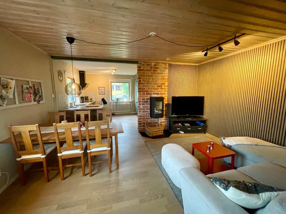 Communal lounge/ TV room, TV and multimedia, Living room, Dining area