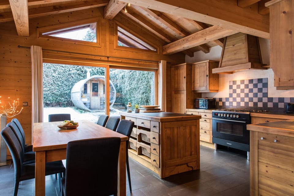 Kitchen or kitchenette, Dining area