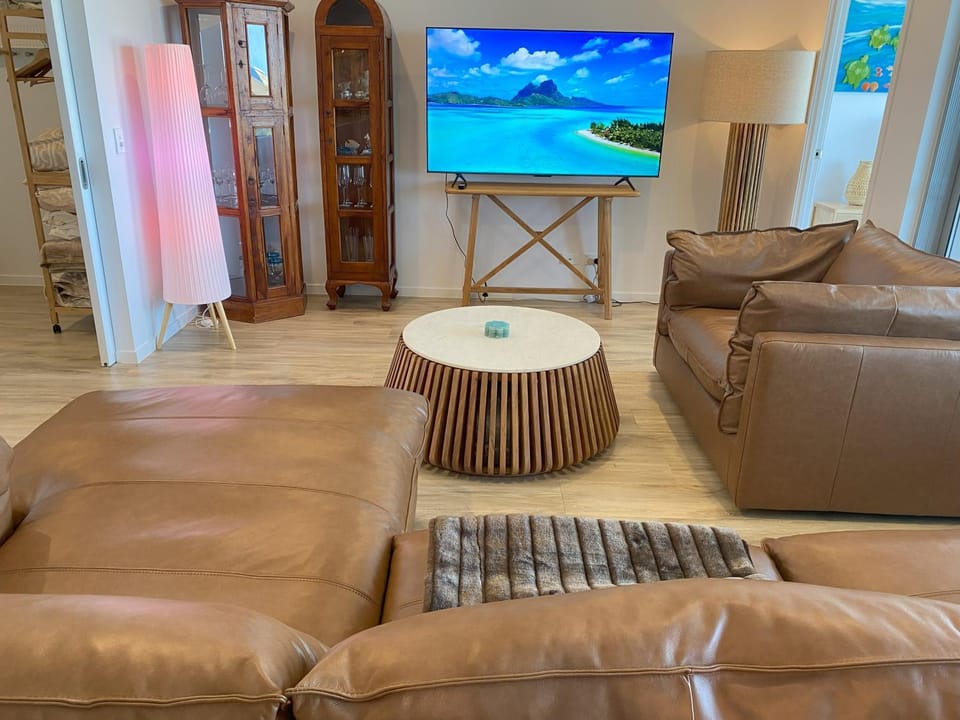 TV and multimedia, Living room, Seating area, Evening entertainment