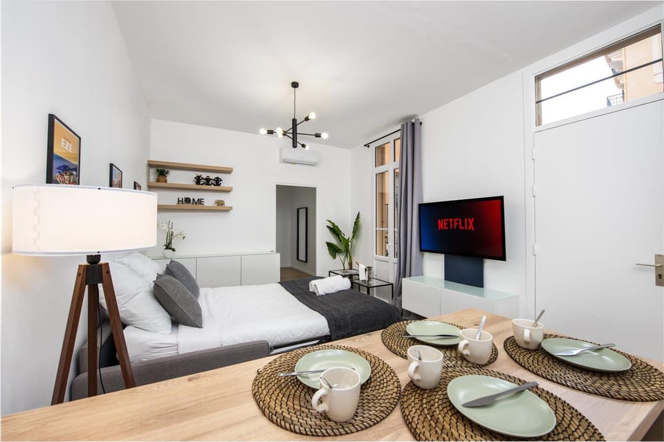 TV and multimedia, Kitchen or kitchenette, Living room, Seating area, Dining area